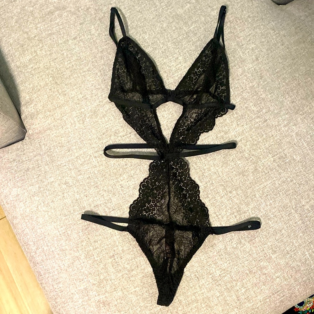 VICTORIA’S SECRETS LACE TEDDY!